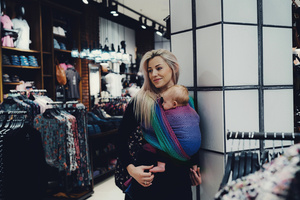 Kolorowa chusta TENCEL™ Aurora Cube 4,6 m – wygodne noszenie dziecka od pierwszych dni