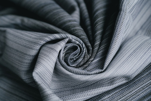 Szara chusta kółkowa Angelit M – do szybkiego, codziennego noszenia