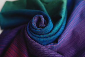 Kolorowa chusta kółkowa Cyrkon M – popularny i niedrogi wybór na początek chustonoszenia