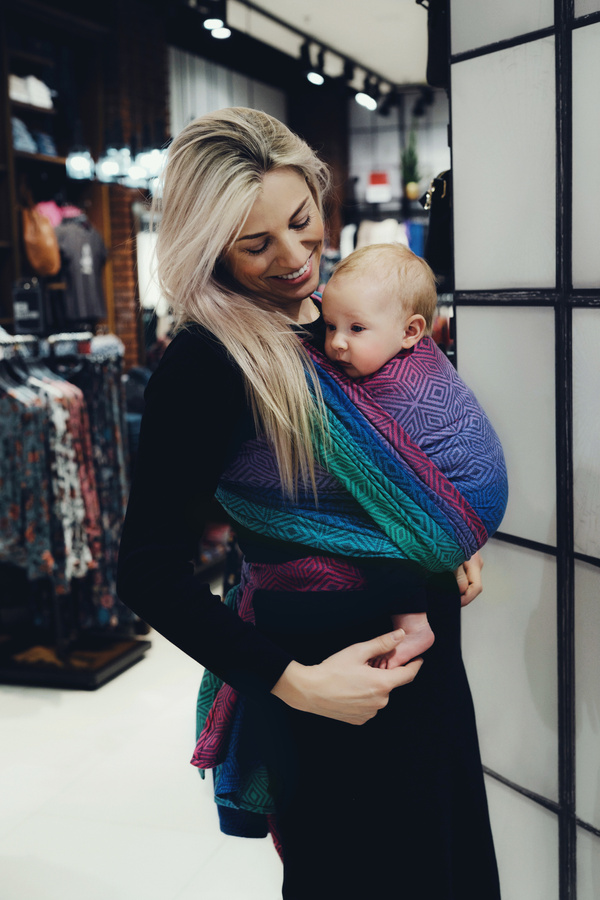 Kolorowa chusta TENCEL™ Aurora Cube 4,6 m – wygodne noszenie dziecka od pierwszych dni