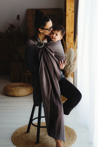 Brązowa chusta kółkowa Bronzyt M – naturalna bliskość zawsze pod ręką