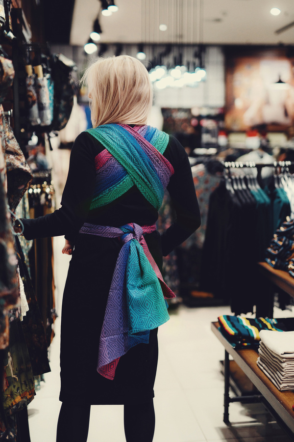 Kolorowa chusta TENCEL™ Aurora Cube 4,6 m – wygodne noszenie dziecka od pierwszych dni